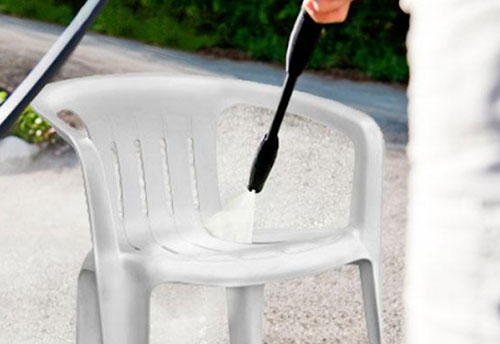 Plastic chair cleaning